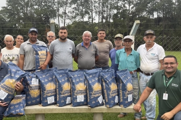 Produtores recebem sementes de feijão em São Bento e Pião