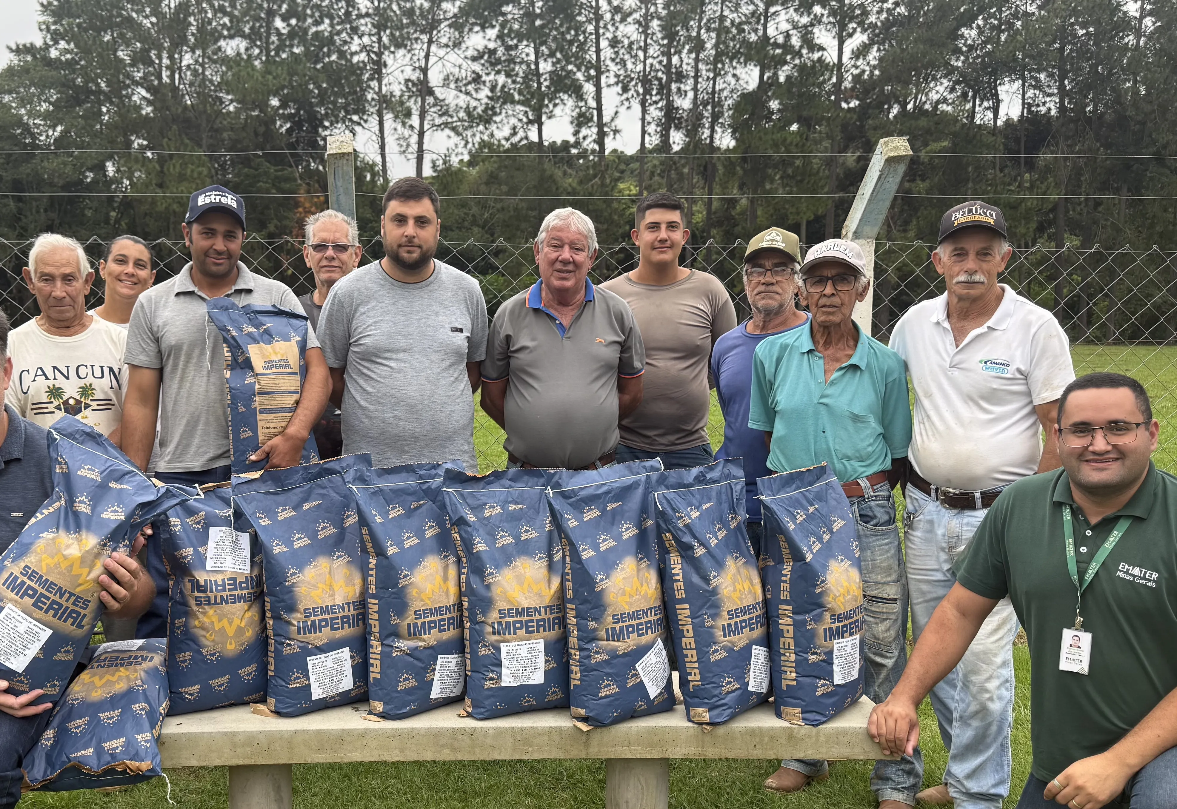 Produtores recebem sementes de feijão em São Bento e Pião