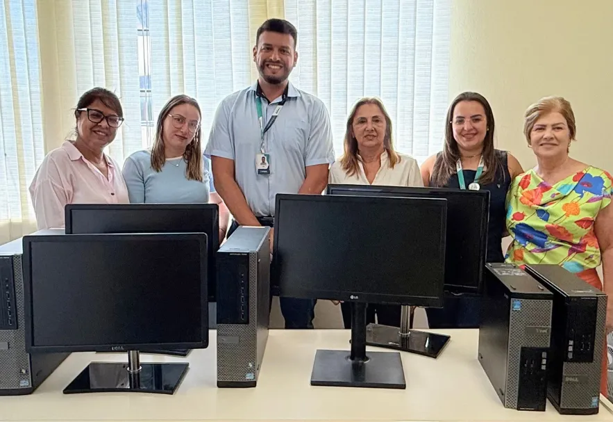 Secretaria de Educação recebe doação de computadores do Sicoob Agrocredi
